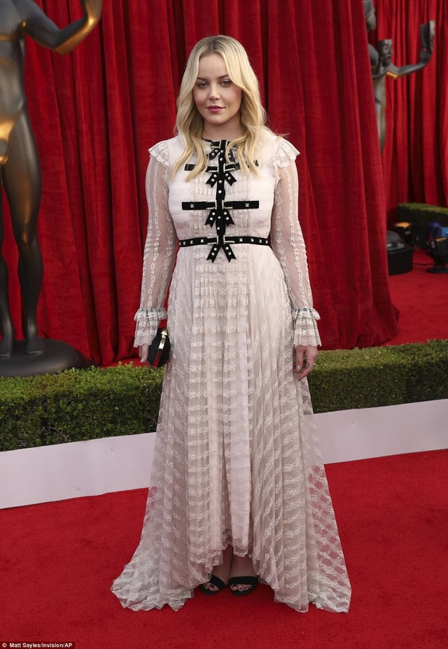 Những bộ cánh thảm họa trên thảm đỏ lễ trao giải SAG - 4
Abbie Cornish với chiếc váy đen trắng quá nghiêm nghị