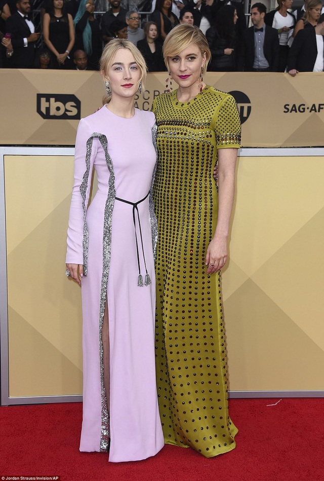
Saoirse Ronan và Greta Gerwig - đôi bạn cùng mặc xấu
