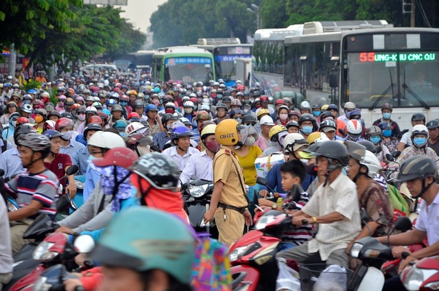 Nhà giàu Sài Gòn “khát” không gian sống chất lượng - 1 Cảnh kẹt xe hàng ngày đang ảnh hưởng nghiêm trọng đến chất lượng sống của người Sài Gòn