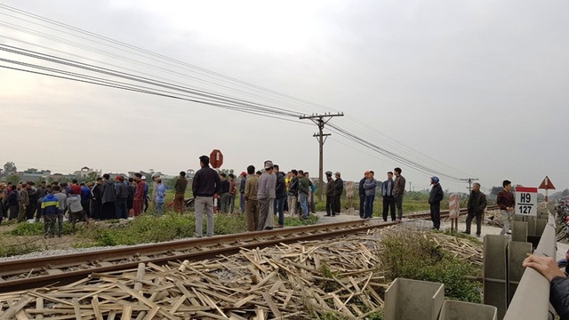 Băng qua đường ngang dân sinh, 2 người bị tàu đâm tử vong - 2
Đoạn đường ngang dân sinh giao cắt với đường sắt nơi xảy ra vụ tai nạn không có rào chắn