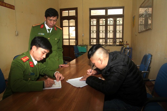 Khởi tố tài xế đâm chết 5 công nhân làm đường ở Hà Giang - 1
Lái xe Lê Công Hiếu tại cơ quan công an (ảnh: Minh Tâm)