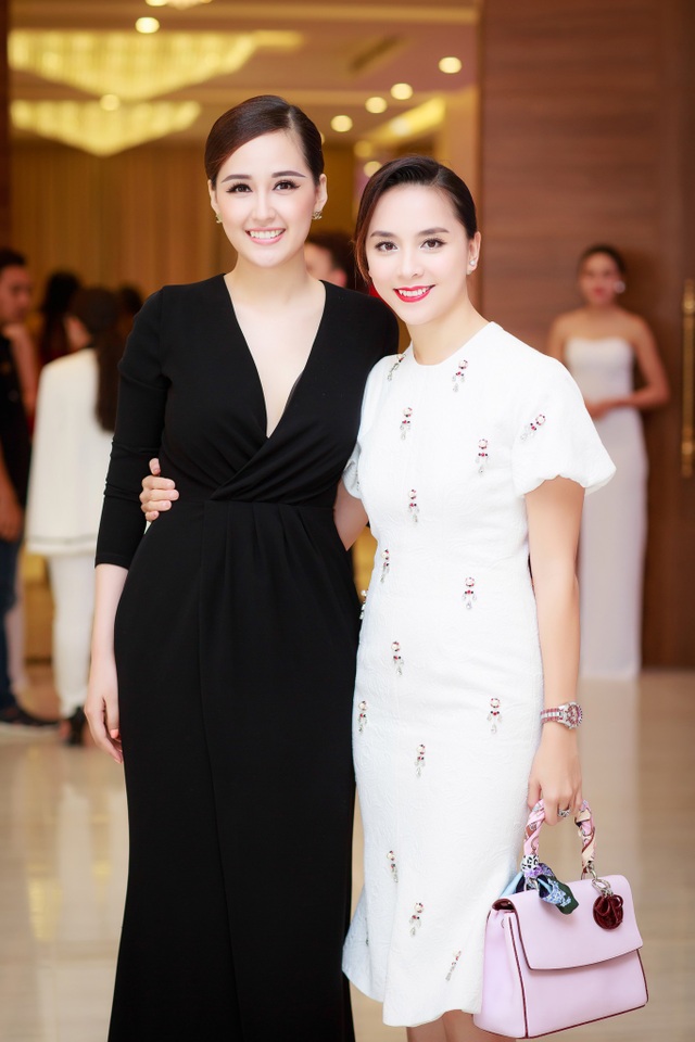 Hoa hậu Mai Phương Thuý lần đầu lên tiếng về tin đồn lấy chồng, sinh con - 2 Người đẹp gốc Hà Nội tái ngộ Á hậu Dương Trương Thiên Lý.