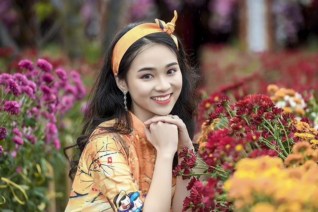 Ước mơ trở thành người mẫu, diễn viên của cô lớp trưởng xinh đẹp - 5
Vừa học tập như bao học sinh khác, vừa hoạt động nghề mẫu, Ngọc Anh cho biết cô sắp xếp lịch trình hợp lý. Mặc dù vậy, Ngọc Anh vẫn gặp một số khó khăn. May mắn bên cạnh em có những người bạn tốt. Ở lớp, công việc chung có bạn Trang (Bí thư lớp) giúp đỡ em rất nhiều. Hai chúng em cùng chia sẻ công việc cho nhau để tập thể lớp cùng phát triển.