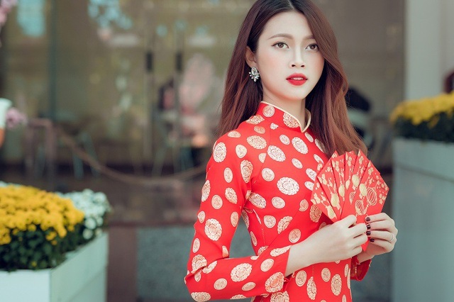 Thiếu nữ cao nguyên đất đỏ đọ sắc với hoa Xuân - 1 Thái Nữ Ngọc Trâm (sinh năm 1997) là cô gái đến từ mảnh đất Gia Lai. Hiện Trâm đang là sinh viên ngành Sư phạm tiếng Anh, trường Đại học Tây Nguyên.
