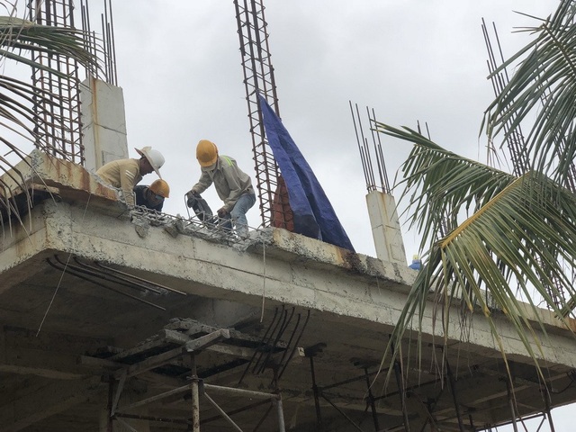 Hàng chục biệt thự sai phép ở Đà Nẵng: Tháo dỡ phần xây dựng sai phép - 1 Chủ đầu tư dự án The Song Đà Nẵng đã cho tháo dỡ phần ban công vi phạm khoảng lùi phía biển