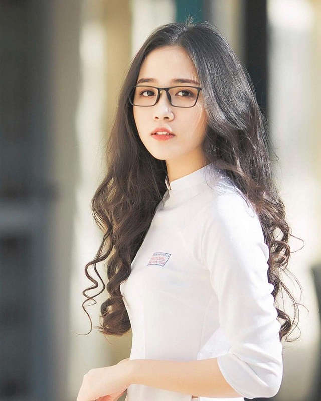 Nữ sinh 10X đẹp tựa “thiên thần” trong tà áo dài trắng - 1
Lê Thị Thảo Huyền hiện đang là học sinh lớp 12 trường THPT Chuyên Nguyễn Du (Buôn Ma Thuột, Đắc Lắk).