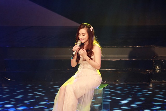 Vy Oanh bất ngờ mang con gái 5 tháng tuổi lên sân khấu - 9 Trong chương trình “nữ ca sĩ đồng quê” Vy Oanh thể hiện một bài về hành trình người mẹ mang thai “chín tháng mười ngày” qua ca khúc Những điều mẹ chưa kể tha thiết và đầy cảm xúc của một người mẹ lồng vào câu chuyện của một cặp vợ chồng hiếm muộn, đã 2 lần phải mất đi đứa con của mình.