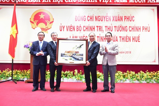 Thủ tướng: Thừa Thiên Huế cần đột phá mạnh mẽ về du lịch, dịch vụ - 5 Tỉnh Thừa Thiên Huế tặng Thủ tướng bức tranh về Hoàng thành Huế