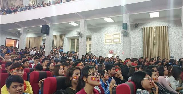 Nóng bừng hội trường, sinh viên nồng nhiệt cổ vũ đội bóng U23 Việt Nam - Qatar - 3
Sinh viên Thương Mại căng thẳng chờ đợi bàn thắng của U23 Việt Nam với đội U23 Qatar