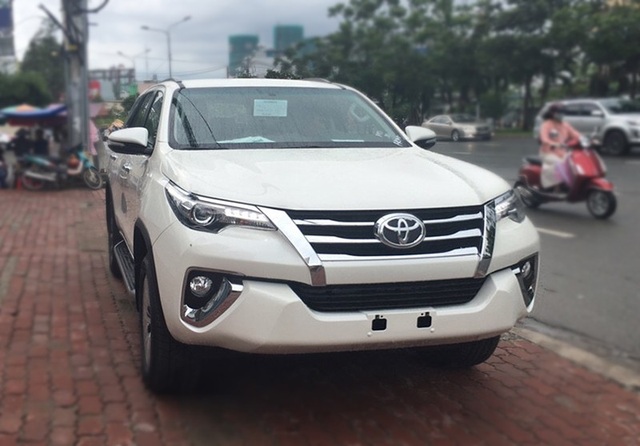 Thị trường ô tô náo loạn, thương hiệu nhập khẩu tiếp tục "kêu cứu" - 1
Chiếc Toyota Fortuner 4x2 nhập khẩu từ Indonesia đã đi gần 4.000 km được rao bán tại Hà Nội với giá bán 1,3 tỉ đồng, phiên bản 4x4 cũng có giá bán tới hơn 1,4 tỉ đồng. Đây là giá bán cao hơn gần 200 triệu đồng so với giá xe mới do Toyota Việt Nam công bố.