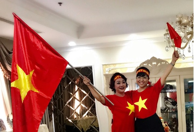 Nghệ sĩ Việt dự đoán gì về tỷ số của U23 Việt Nam và Qatar - 1 Diễn viên Trà My và Thảo Vân mặc áo in cờ tổ quốc để cổ vũ cho đội U23 Việt Nam.