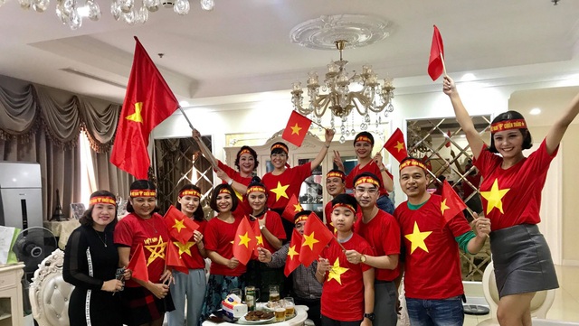 Nghệ sĩ Việt dự đoán gì về tỷ số của U23 Việt Nam và Qatar - 2 Rất nhiều nghệ sĩ đã cổ vũ hết mình cho đội U23 Việt Nam.