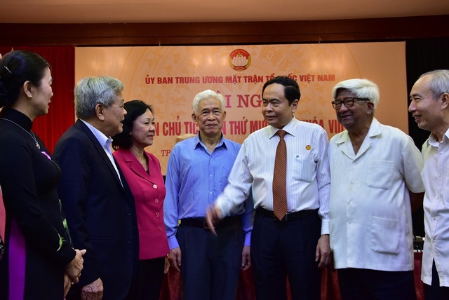 Muốn chống tham nhũng phải trị được “bệnh” lạm quyền! - 5 Chủ tịch UBTW MTTQ Việt Nam Trần Thanh Mẫn (giữa) trao đổi cùng các đại biểu bên lề hội nghị