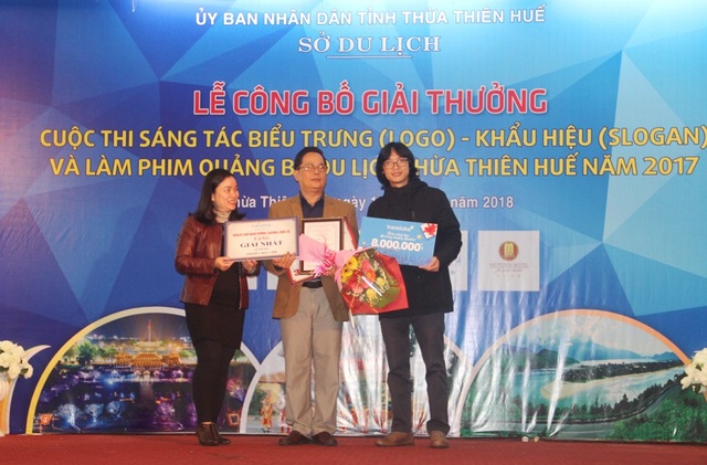 Xem clip đẹp cực kỳ lãng mạn quảng bá du lịch Thừa Thiên Huế - 1 Tác giả Nguyễn Thiện Đức (giữa) nhận giải Nhất thiết kế logo quảng bá du lịch Thừa Thiên Huế