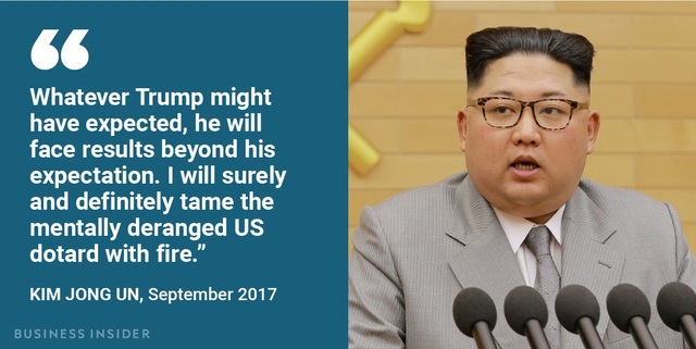 Những tuyên bố “hét ra lửa” của ông Kim Jong-un - 1
“Dù cho ông Trump chờ đợi điều gì đi chăng nữa, ông ấy cũng sẽ phải đối mặt với những kết quả ngoài sức tưởng tượng. Tôi chắc chắn và dứt khoát sẽ khắc chế ông già người Mỹ lẩm cẩm loạn trí bằng hỏa lực”, nhà lãnh đạo Triều Tiên Kim Jong-un phát biểu vào tháng 9/2017. Trước đó, Tổng thống Donald Trump đã gọi ông Kim Jong-un là “Người tên lửa” trong bài phát biểu đầu tiên trước Đại hội đồng Liên Hợp Quốc.