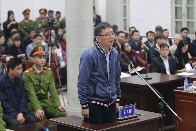 Xét xử ông Đinh La Thăng, Trịnh Xuân Thanh và đồng phạm - 7
Bị cáo Trịnh Xuân Thanh, nguyên Chủ tịch Hội đồng quản trị, Tổng Giám đốc PVC trả lời Hội đồng xét xử tại phần kiểm tra căn cước. Ảnh: Doãn Tấn - TTXVN
