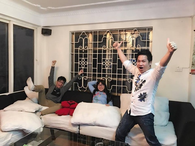 Nhiều nghệ sĩ khóc nức nở khi U23 Việt Nam giành chiến thắng - 3 Phút giây hân hoan trước chiến thắng của U23 Việt Nam của bố con ca sĩ Trọng Tấn.