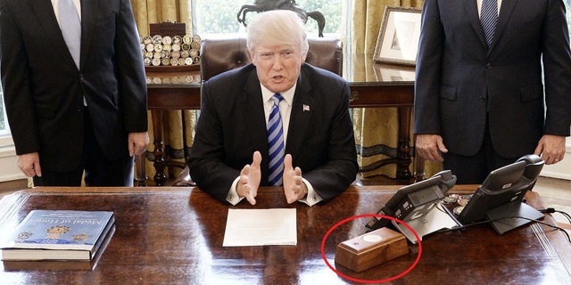 Nút bấm hạt nhân "to và uy lực” của Tổng thống Trump nằm ở đâu? - 1 Nút màu đỏ đặt trên hộp gỗ khiến nhiều người lầm tưởng là nút bấm hạt nhân trong phòng làm việc của Tổng thống Trump (Ảnh: Reuters)