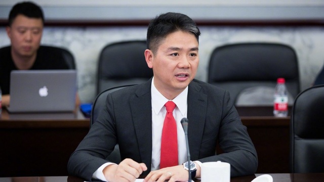 Tỷ phú Trung Quốc tìm họ hàng thất lạc, hàng triệu người tranh nhau nhận - 1 Ông Richard Liu Qiangdong đang cố tìm lại nguồn cội của mình. Tuy nhiên, ở Trung Quốc, có đến 65 triệu người có cùng họ Liu với ông. (Nguồn: Weibo)