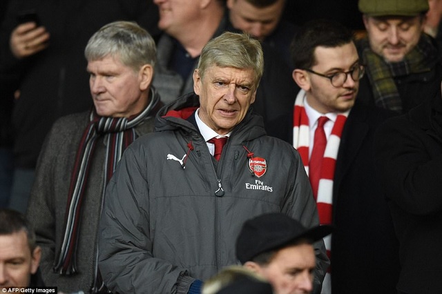 ĐKVĐ Arsenal thua sốc ngay trận ra quân tại FA Cup - 2
Wenger phải chỉ đạo từ khán đài, ông đang bị truất quyền chỉ đạo ba trận