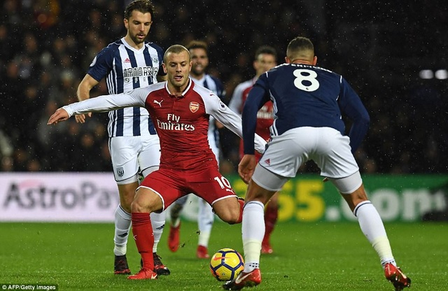 West Brom 1-1 Arsenal: Trái đắng cho "Pháo thủ" - 2
Wilshere (giữa) trong vòng vây của các cầu thủ West Brom