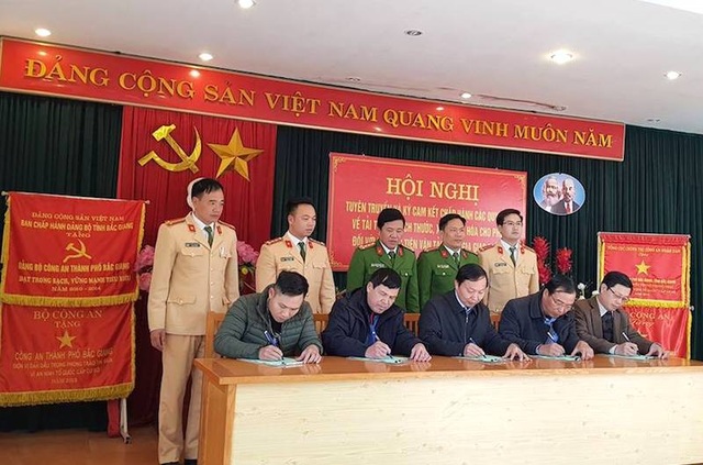 Bắc Giang: Yêu cầu doanh nghiệp, lái xe ký cam kết, quyết liệt chặn xe quá tải! - 1
Đội CSGT Công an TP Bắc Giang tham mưu đơn vị yêu cầu doanh nghiệp, lái xe ký cam kết, quyết liệt chặn xe quá tải.