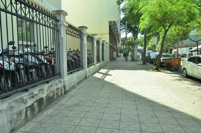 Điểm lại 24 bãi xe chiếm vỉa hè từng bị ông Đoàn Ngọc Hải “xoá sổ” - 8 Điểm giữ xe trên đường Huỳnh Thúc Kháng, sát vách trường cao đẳng kỹ thuật Cao Thắng sau khi bị dẹp bỏ