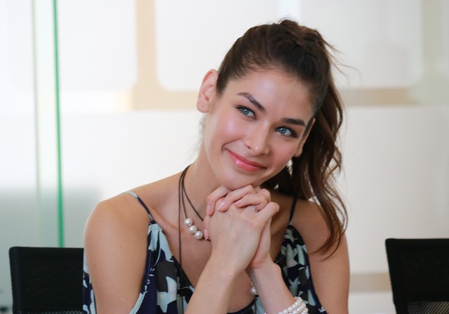 Hoa hậu Hoàn vũ 2008 Dayana Mendoza khóc vì xúc động khi cảm ơn Việt Nam - 6 Dayana Mendoza sinh năm 1986, là Hoa hậu Venezuela. Sau đăng quang Miss Universe 2008, cô chuyển hẳn sang New York sống. Dayana đã lập gia đình và có con gái 2 tuổi. Cô rất hy vọng có nhiều dịp sang Việt Nam và mong một ngày nào đó có cơ hội đưa con đến đất nước này. Cô tin chắc rằng mọi người cũng sẽ yêu thương bé. “Con gái là lý do để mỗi ngày tôi thức dậy, thở và sống”.