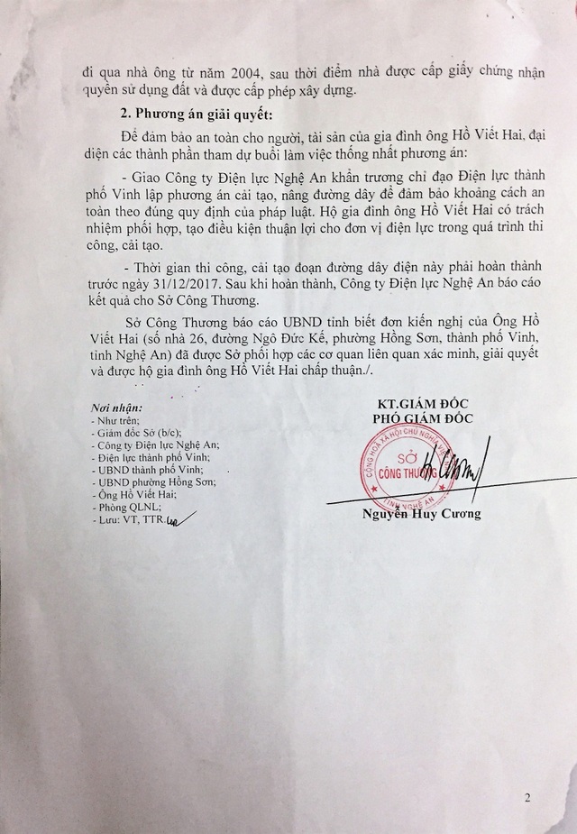 Người dân phát hoảng vì đường điện cao áp cách mái nhà... 0,8m! - 9 Người dân phát hoảng vì đường điện cao áp cách mái nhà... 0,8m! - 9