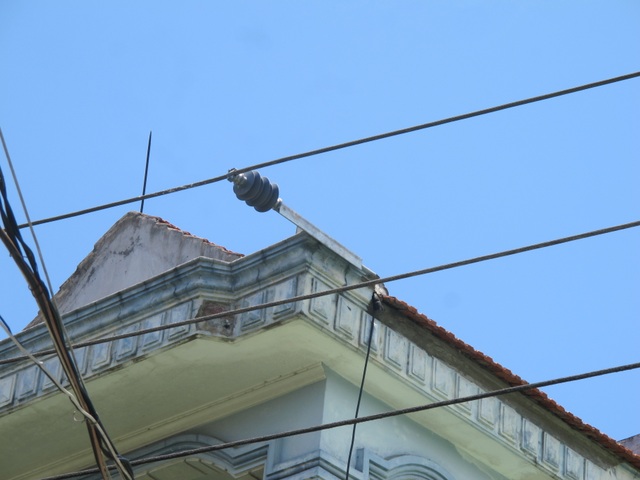Người dân phát hoảng vì đường điện cao áp cách mái nhà... 0,8m! - 20 Người dân phát hoảng vì đường điện cao áp cách mái nhà... 0,8m! - 20
