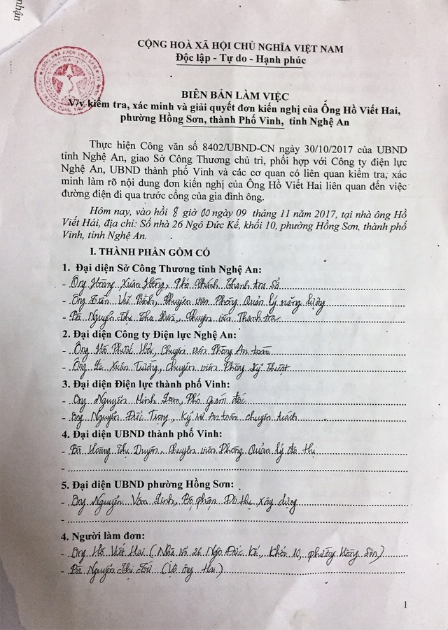 Người dân phát hoảng vì đường điện cao áp cách mái nhà... 0,8m! - 2 Người dân phát hoảng vì đường điện cao áp cách mái nhà... 0,8m! - 2