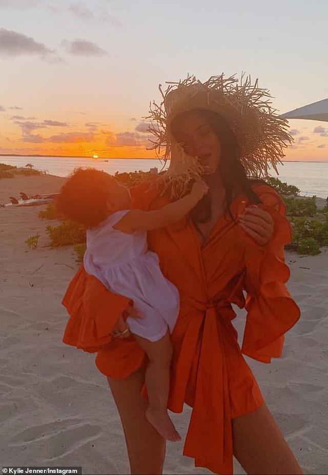 Kylie Jenner và con gái cưng mặc áo tắm đồng màu - 5