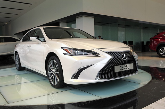 Giá bán 2,49 tỉ đồng, Lexus ES 250 2019 có gì cho khách hàng tại Việt Nam? - 1