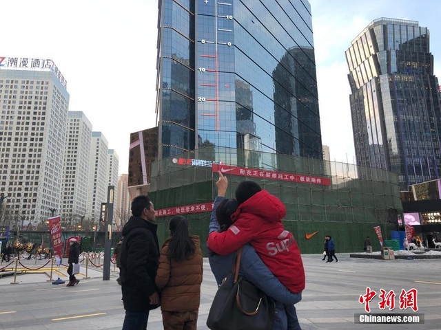 Nhiệt kế khổng lồ cao hơn 53m, thiết kế bên ngoài tòa cao ốc - 3 Nhiệt kế khổng lồ cao hơn 53m, thiết kế bên ngoài tòa cao ốc - 3