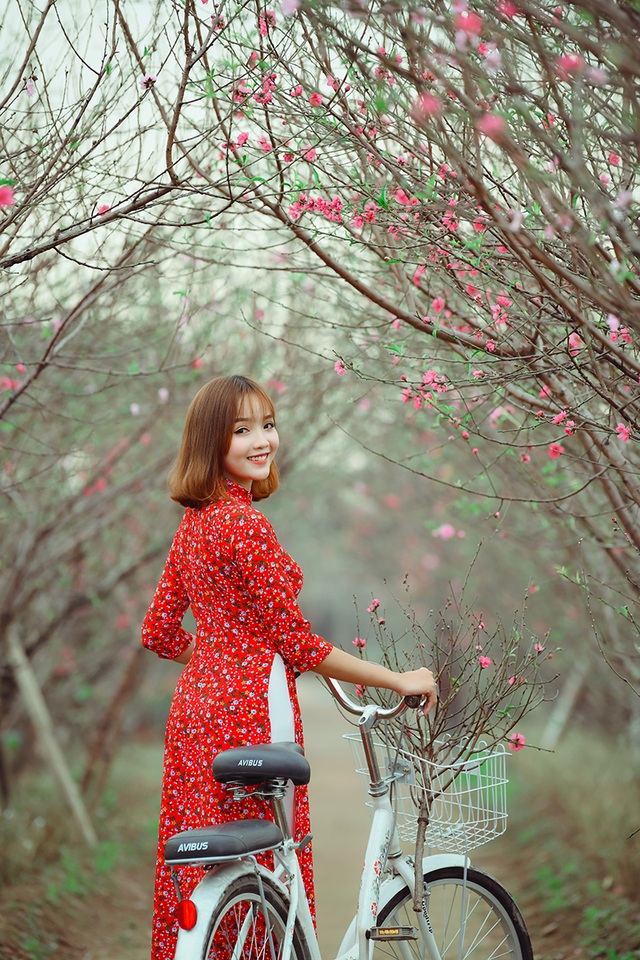 Rộn rịp thiếu nữ xinh đẹp chụp ảnh vườn đào đón Tết | Báo Dân trí