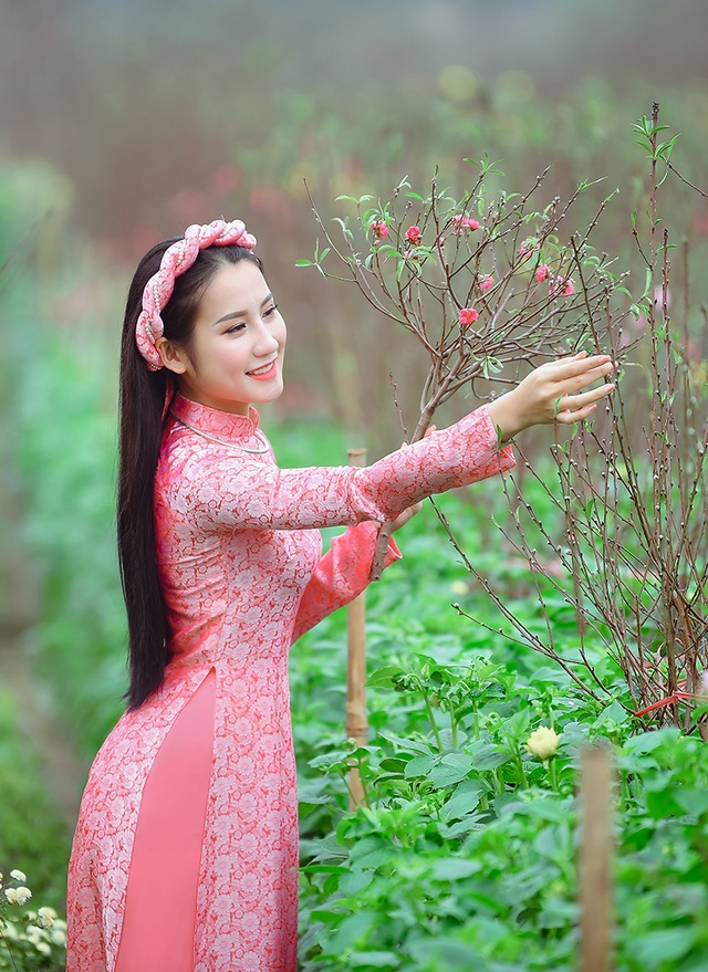Rộn rịp thiếu nữ xinh đẹp chụp ảnh vườn đào đón Tết - 6 Rộn rịp thiếu nữ xinh đẹp chụp ảnh vườn đào đón Tết - 6