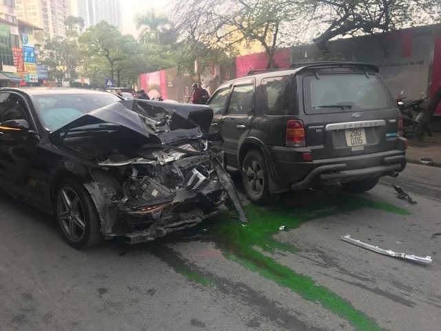 Hà Nội: Ford Escape đâm nhiều phương tiện trên phố, 1 phụ nữ tử vong - 2