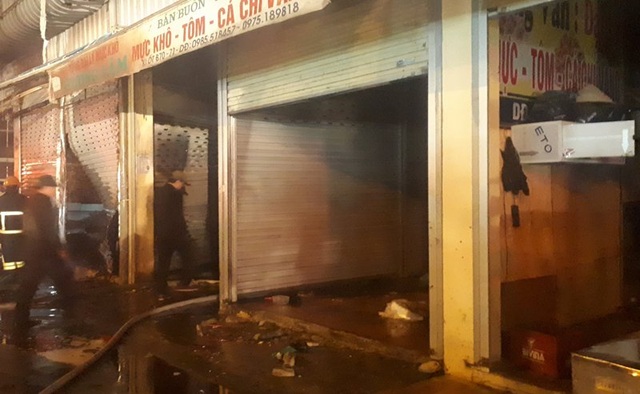 Lửa bốc lên trong đêm tại chợ đầu mối lớn nhất Thanh Hóa - 5