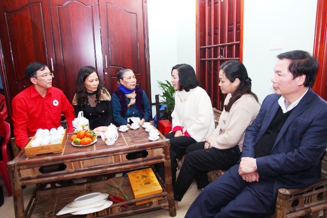 Bí thư Ninh Bình thăm gia đình anh Quý.jpg Bí thư Ninh Bình thăm gia đình anh Quý.jpg