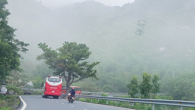 Duong deo Hai Van chim trong suong mu 1.jpg Duong deo Hai Van chim trong suong mu 1.jpg