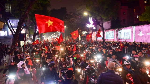Hồ Gươm đông nghịt người ăn mừng Việt Nam vào tứ kết Asian Cup - 2 Hồ Gươm đông nghịt người ăn mừng Việt Nam vào tứ kết Asian Cup - 2