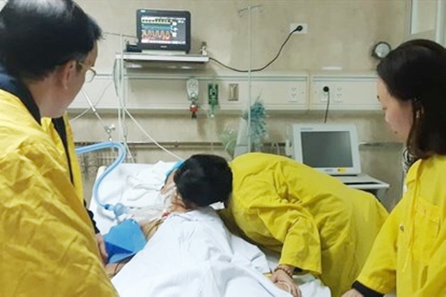 bộ y tế truy tặng kỷ niệm chương cho gia đình anh Quý.jpg bộ y tế truy tặng kỷ niệm chương cho gia đình anh Quý.jpg