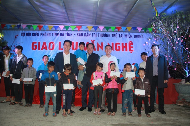 Xúc động đêm giao lưu “Xuân ấm Đèo Ngang” giúp bà con nghèo Hà Tĩnh đón Tết - 16 Xúc động đêm giao lưu “Xuân ấm Đèo Ngang” giúp bà con nghèo Hà Tĩnh đón Tết - 16