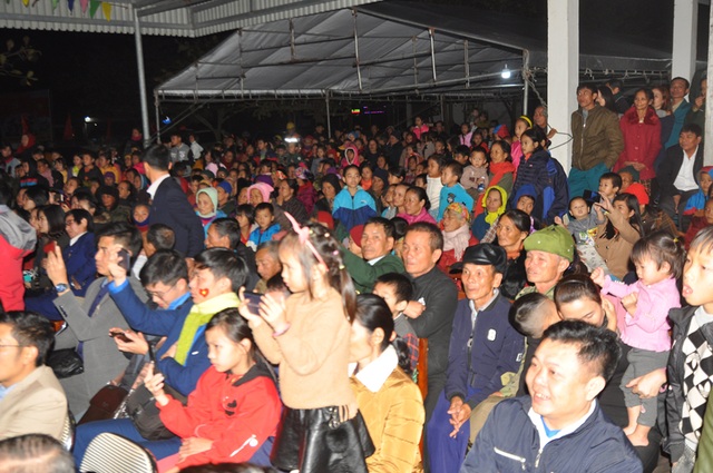 Xúc động đêm giao lưu “Xuân ấm Đèo Ngang” giúp bà con nghèo Hà Tĩnh đón Tết - 1 Xúc động đêm giao lưu “Xuân ấm Đèo Ngang” giúp bà con nghèo Hà Tĩnh đón Tết - 1