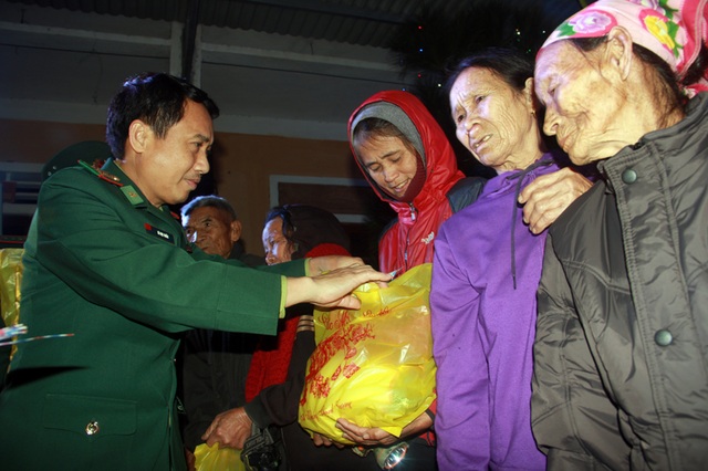 Xúc động đêm giao lưu “Xuân ấm Đèo Ngang” giúp bà con nghèo Hà Tĩnh đón Tết - 19 Xúc động đêm giao lưu “Xuân ấm Đèo Ngang” giúp bà con nghèo Hà Tĩnh đón Tết - 19