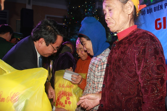 Xúc động đêm giao lưu “Xuân ấm Đèo Ngang” giúp bà con nghèo Hà Tĩnh đón Tết - 18 Xúc động đêm giao lưu “Xuân ấm Đèo Ngang” giúp bà con nghèo Hà Tĩnh đón Tết - 18