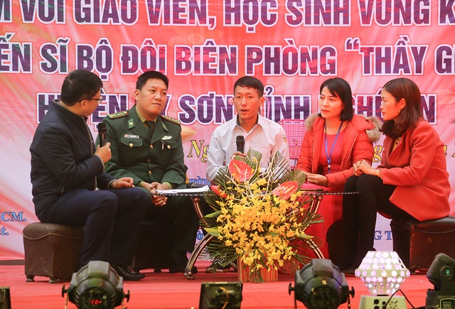 Đem Tết sum vầy đến học sinh thầy cô giáo và chiến sĩ vùng cao biên giới 4.JPG Đem Tết sum vầy đến học sinh thầy cô giáo và chiến sĩ vùng cao biên giới 4.JPG