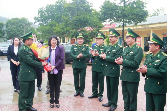 Phó Chủ tịch nước trao quà Tết cho người dân vùng biên giới Quảng Trị