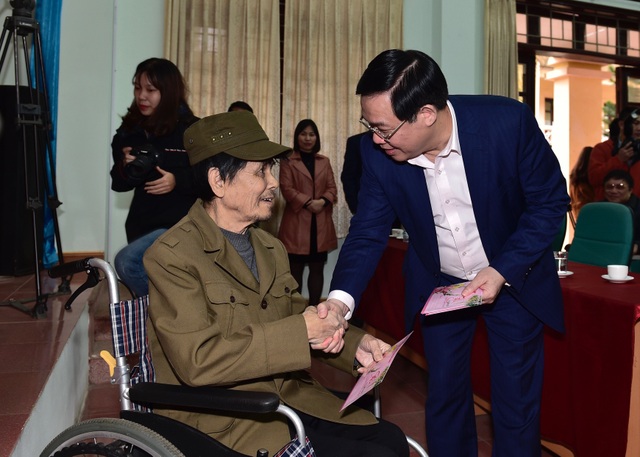 Phó Thủ tướng Vương Đình Huệ tặng quà Tết người có công, hộ nghèo