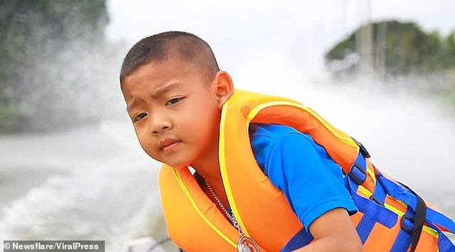 Thái Lan: Cậu bé 5 tuổi tự lái xuồng máy tới trường - 2 Thái Lan: Cậu bé 5 tuổi tự lái xuồng máy tới trường - 2
